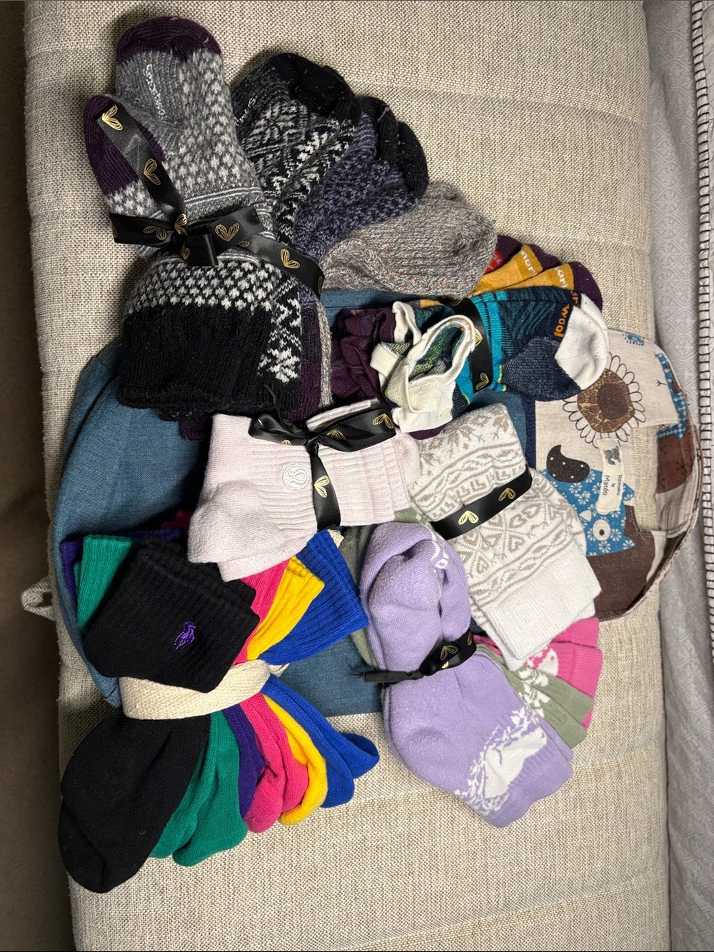 18 PAIRS OF NEW TO GENTLY WORN WOMENS COTTON SOCKS